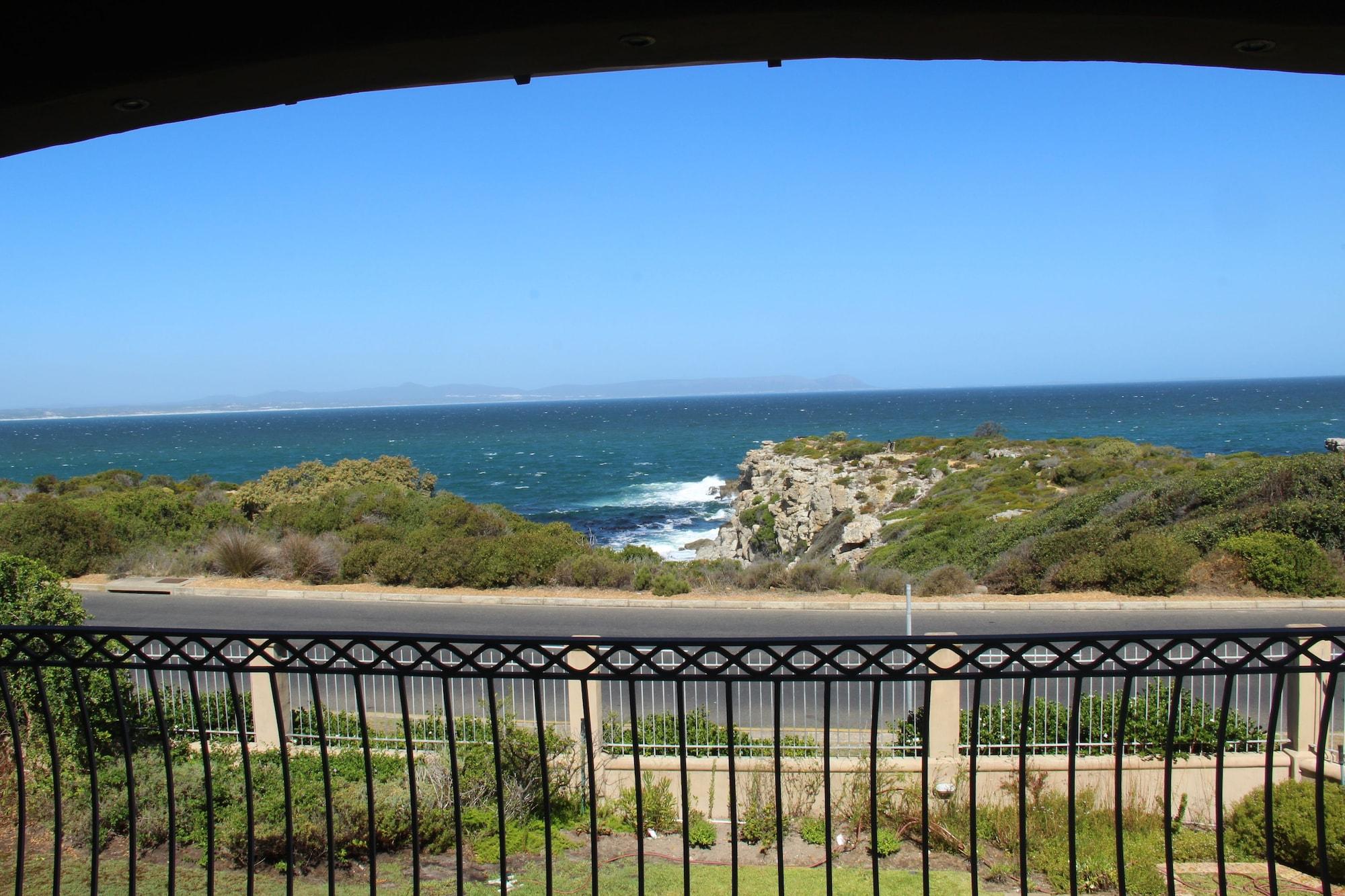 On The Cliff Guest House Херманус Экстерьер фото